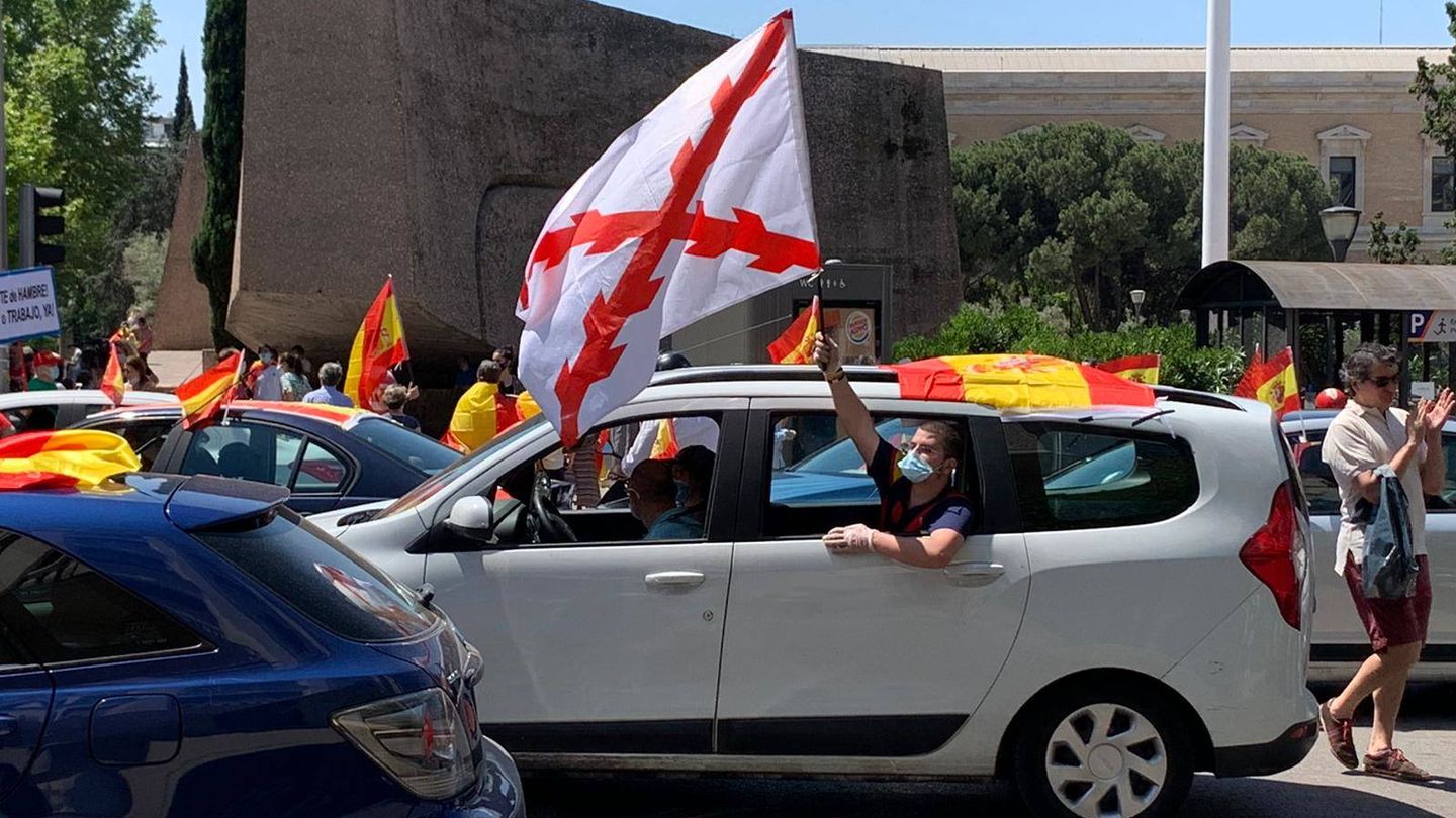 Un manifestante con una bandera con la Cruz de Borgoña en una de las manifestaciones contra el Gobierno realizadas en la Plaza de Colón de Madrid. (P. G.)