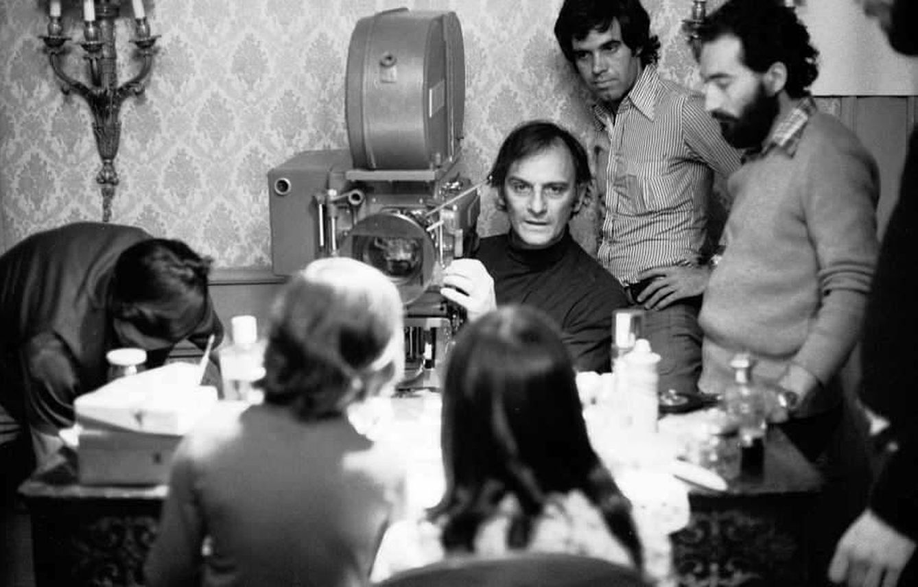 Carlos Saura, en el centro, durante el rodaje de 'Cría cuervos' en 1975. (RTVE)