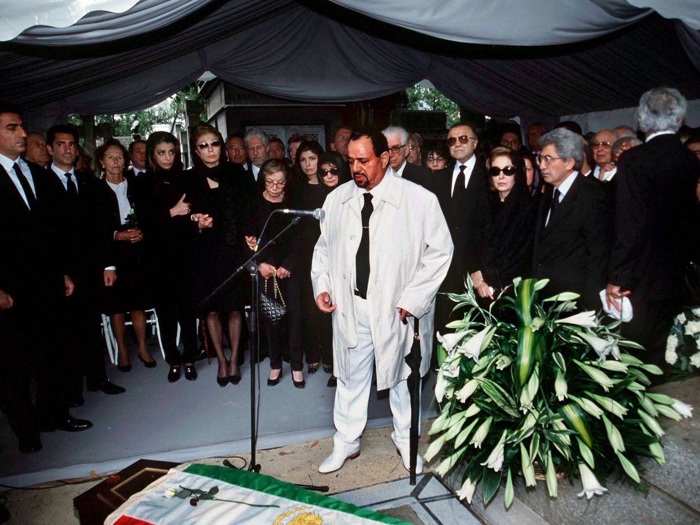 La familia del Sha Reza Pahleví durante el funeral de su hija, Leila Pahleví. (Reuters)