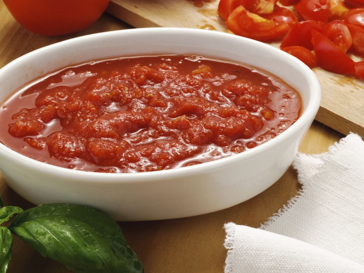 Las razones por las que te puede perjudicar comer salsa de tomate