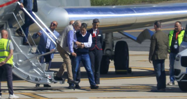 El rey Juan Carlos en el aeropuerto de Vigo este lunes. (Europa Press)