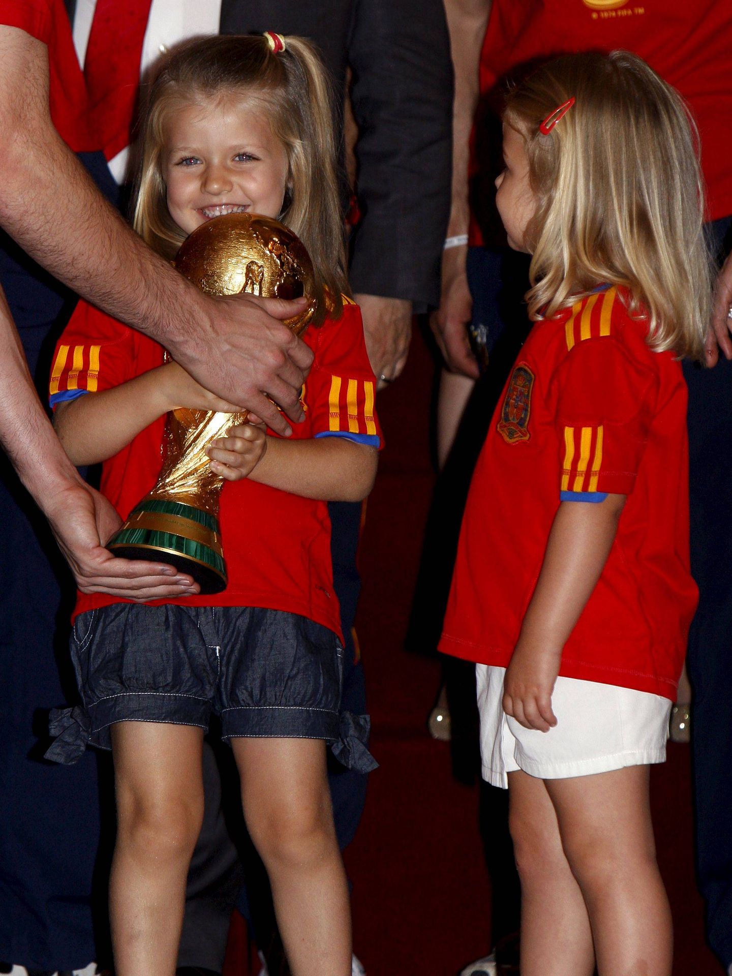Leonor y Sofía, muy pequeñas, con la Copa del Mundial de 2010. (EFE)