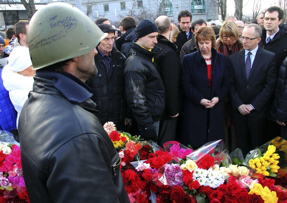 Foto: La jefa de la diplomacia europa Catherine Ashton (2º por la derecha) en un homenaje a los muertos en los disturbios en Kiev (Reuters).