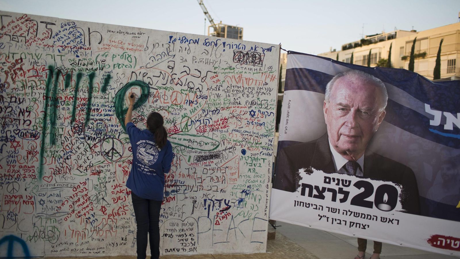 Foto: Una mujer recuerda a Isaac Rabin en el 20 aniversario de su asesinato