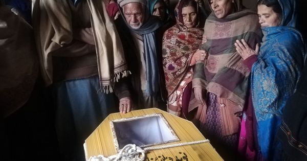 Foto: Familiares de un hombre muerto por fuego de artilleria de la India en Cachemira, el 2 de marzo de 2019. (EFE)