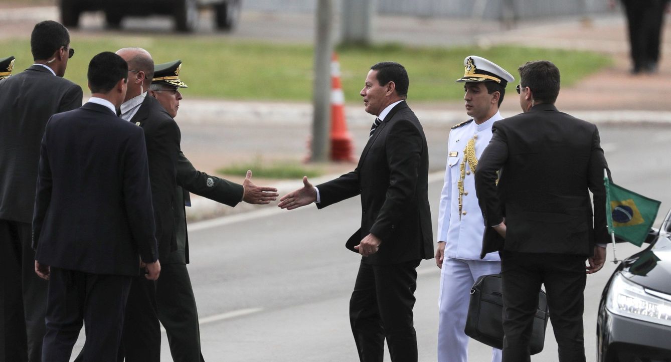 El vicepresidente, el general en la reserva del Ejército Hamilton Mourao, llega a la posesión del nuevo presidente, Jair Bolsonaro, en el Palacio de Planalto, en Brasilia. (EFE)