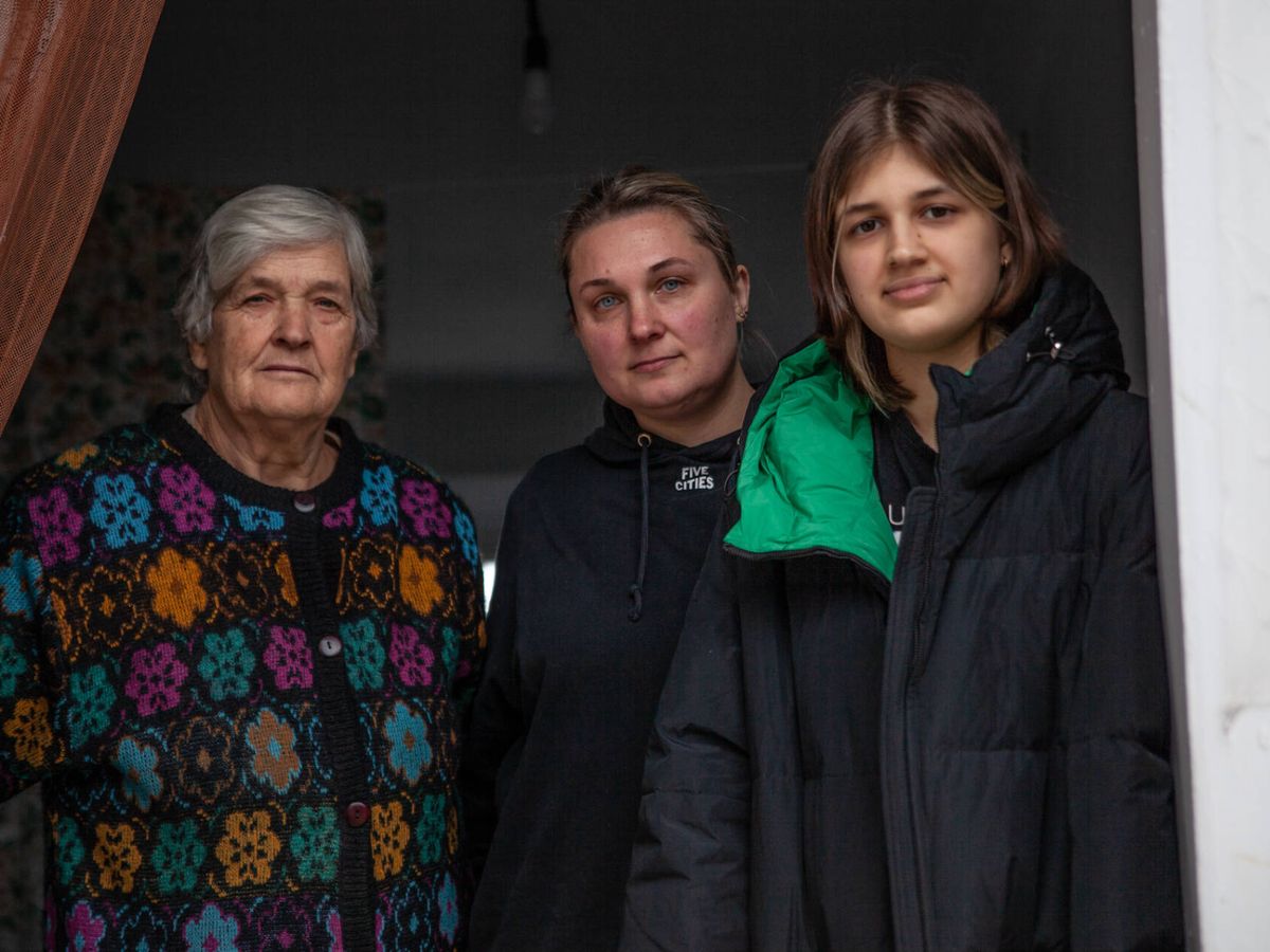 Foto: Olga, Natalia y Valeria Vasilenco posan en la puerta de su casa en Palanca, en la frontera entre Moldavia y Ucrania. (Elisa Bernal)