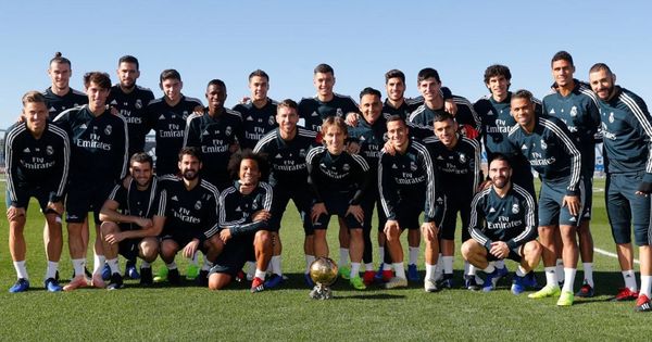 Foto: La plantilla del Real Madrid posa con el Balón de Oro de Modric. (foto vía @realmadrid)