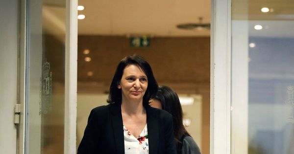 Foto: La diputada de Podemos Carolina Bescansa, antes de dar explicaciones a los medios tras la filtración por error de su comprometido documento. (EFE)