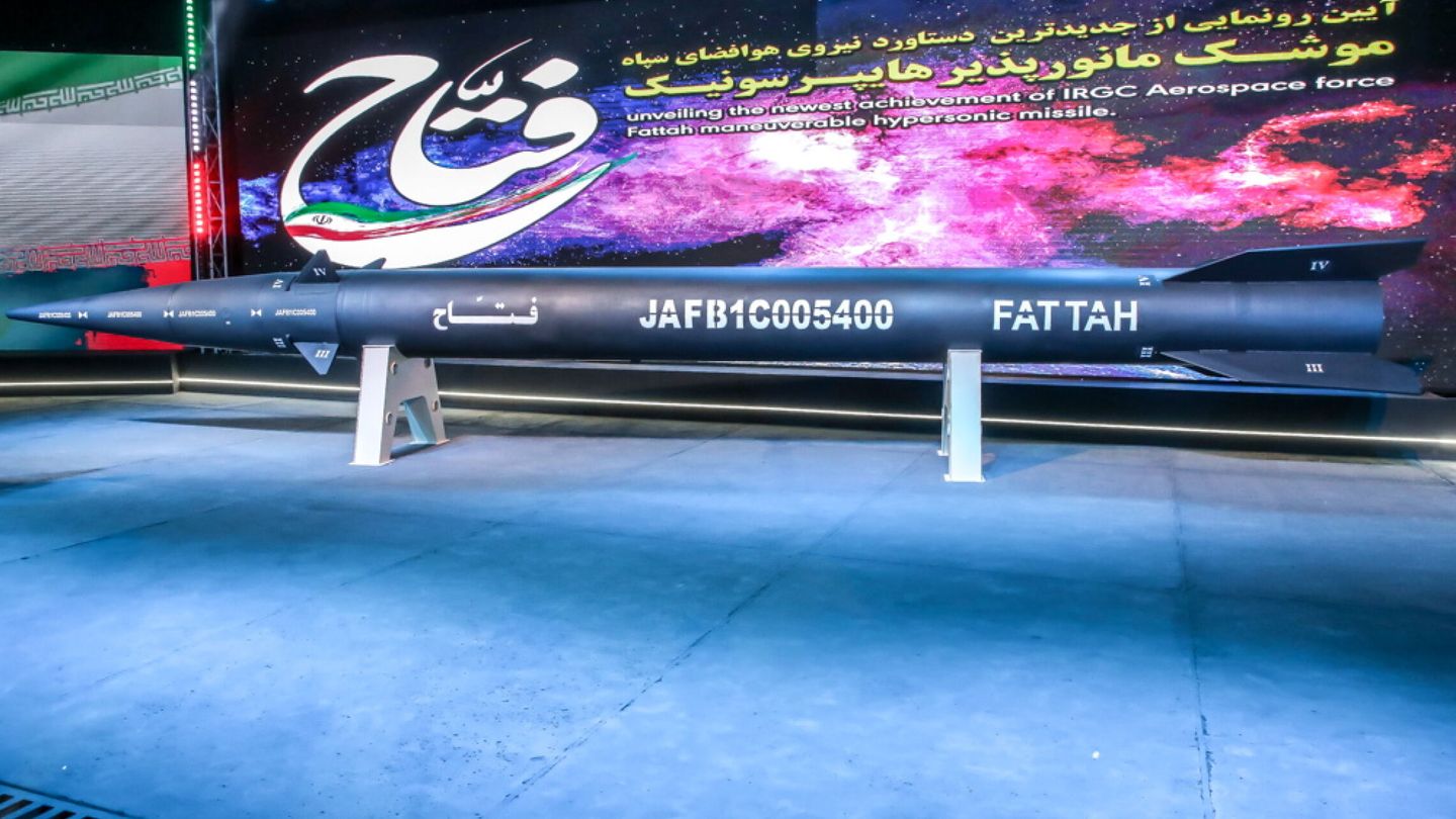La maqueta del primer misil hipersónico iraní, Fatah. (EFE)