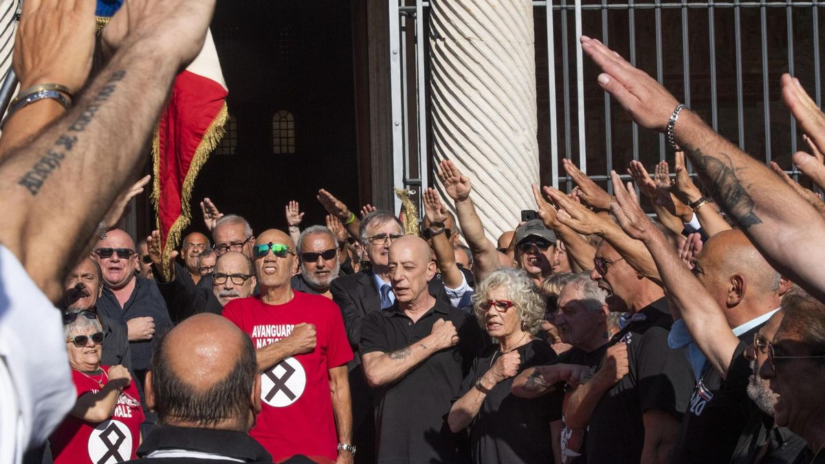 El nº2 del Senado italiano recomienda usar el saludo fascista para evitar el contagio