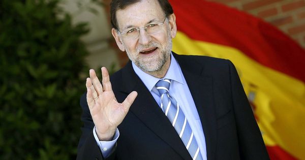 Foto: El jefe del Ejecutivo, Mariano Rajoy, saluda a los periodistas a la entrada del Palacio de la Moncloa. (EFE)