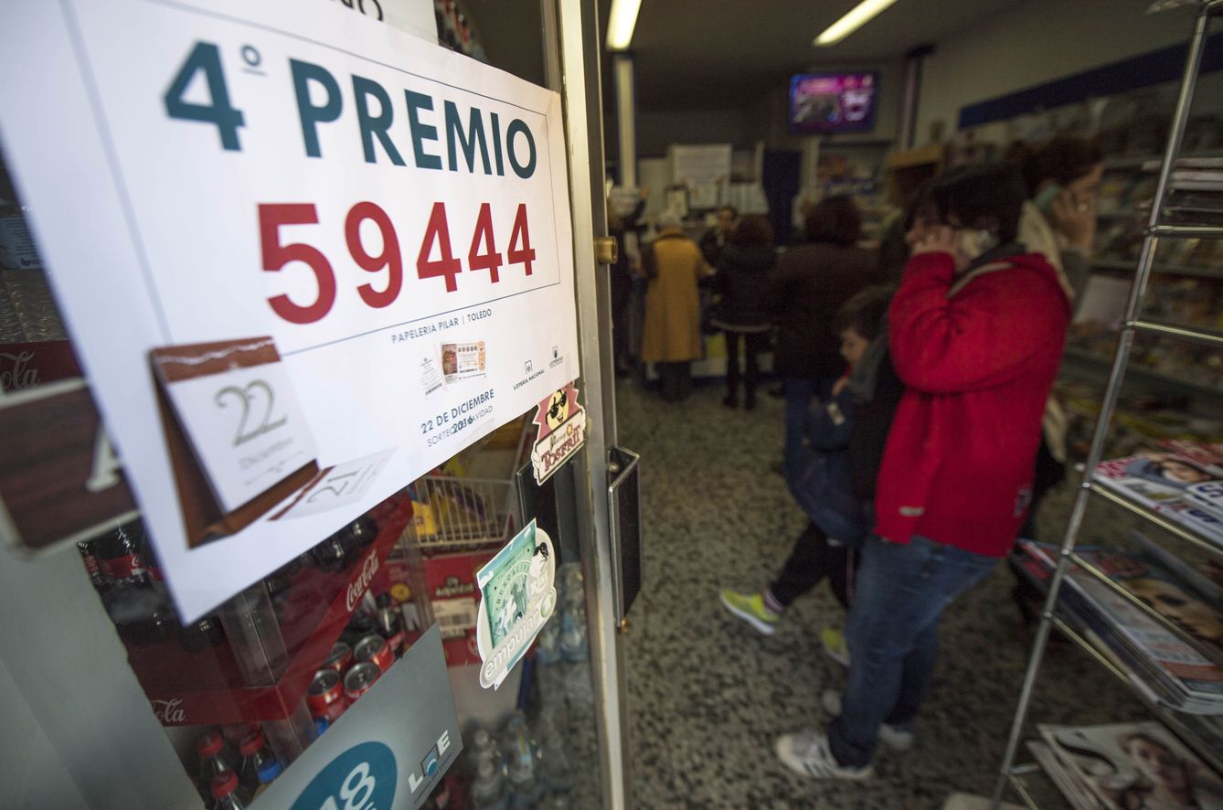 El 59.444, cuarto premio del Sorteo Extraordinario de la Lotería de Navidad, ha sido vendido en parte en el establecimiento de prensa y lotería de Pilar Díaz en Toledo. (Efe)