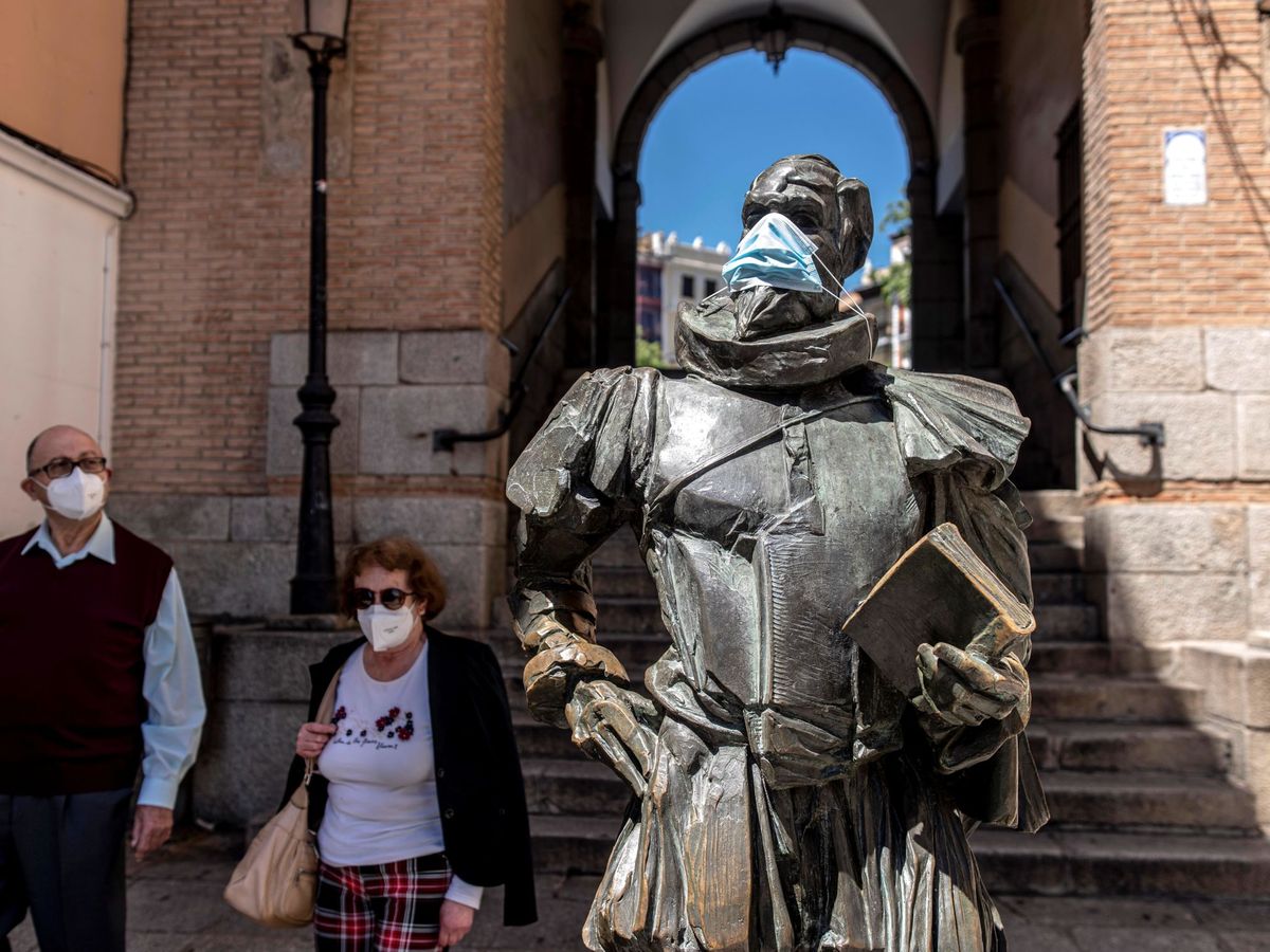 Foto: Estatua de Miguel de Cervantes con una mascarilla, este lunes en Toledo. (EFE)