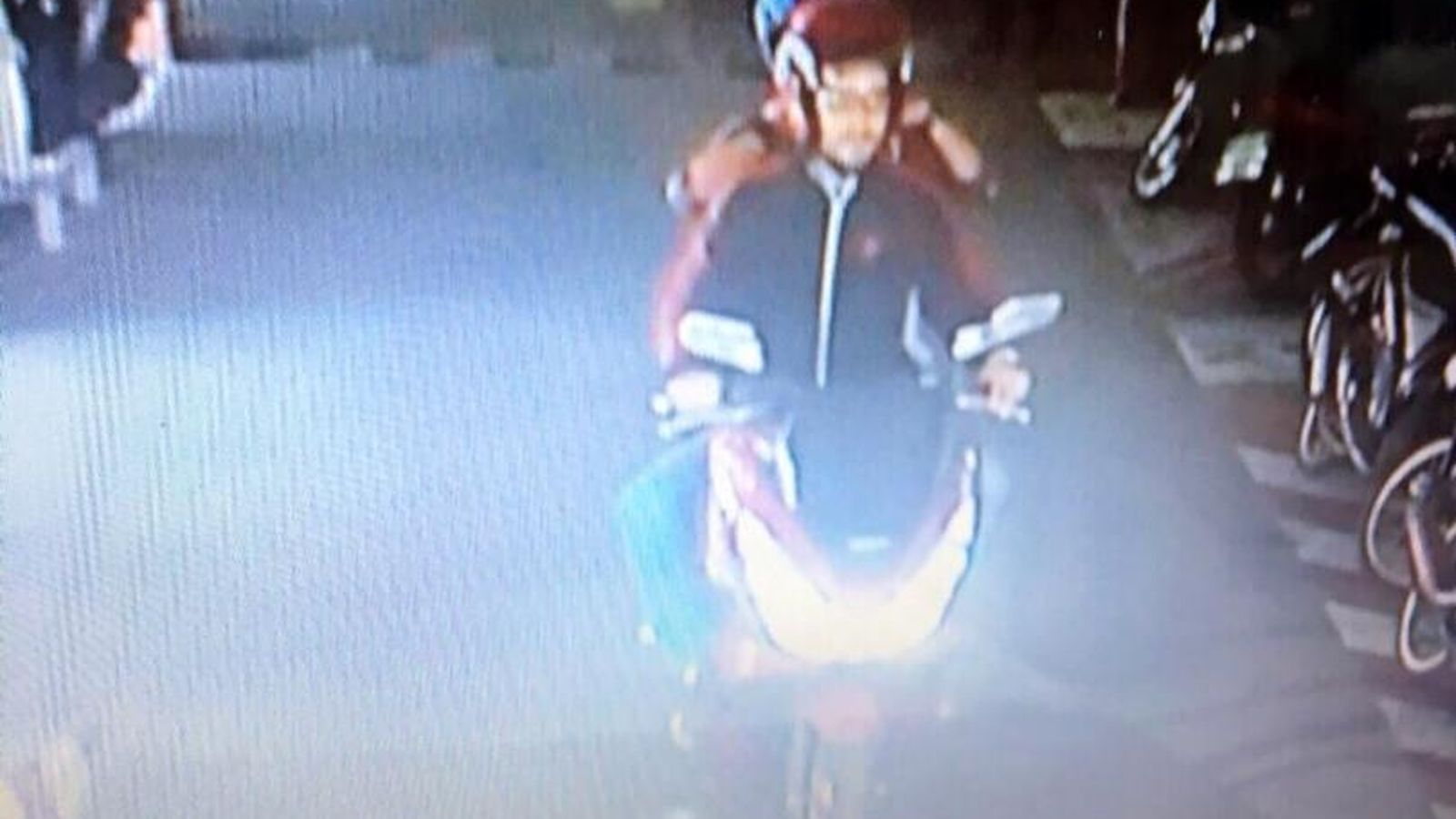 Foto: Artur Segarra yendo en moto con su novia a retirar dinero de un cajero automático en Ayutthaya, en una imagen difundida por la policía tailandesa