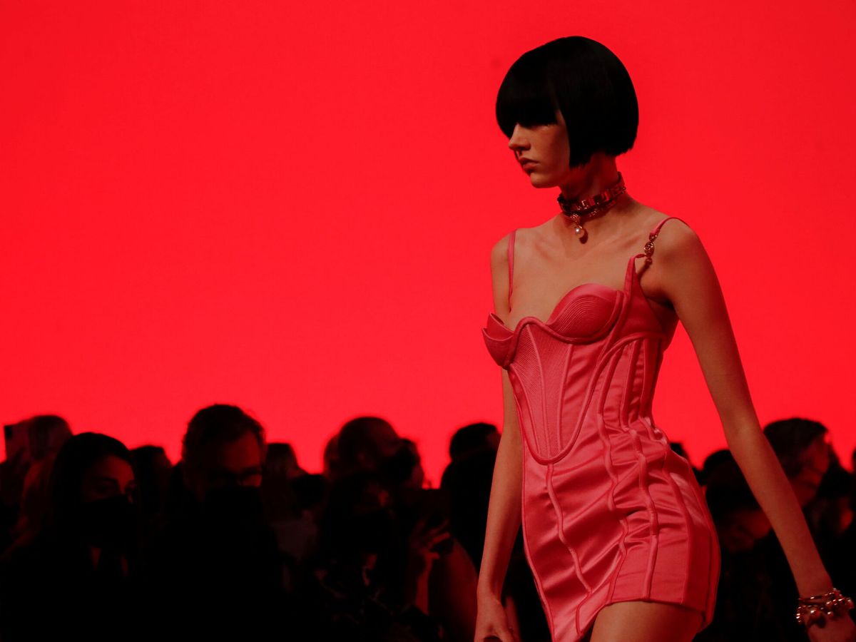 Foto: Uno de los modelos de la nueva colección otoño-invierno 2022 de Versace. (Reuters)
