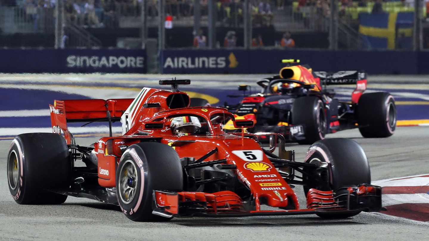 Vettel a bordo de su Ferrari durante el Gran Premio de Singapur. (EFE)