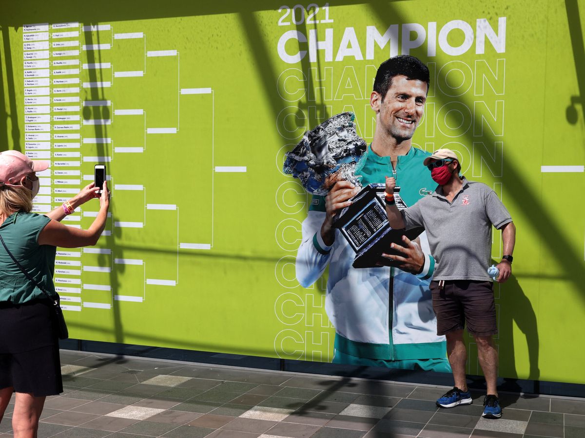Foto: Fans de Djokovic frente a un mural del tenista. (Reuters/Elliott)