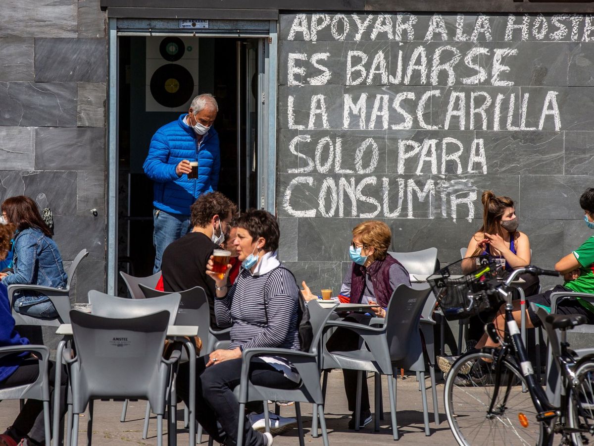 Foto: Clientes consumen en la terraza de un bar de Vitoria este lunes. (EFE)