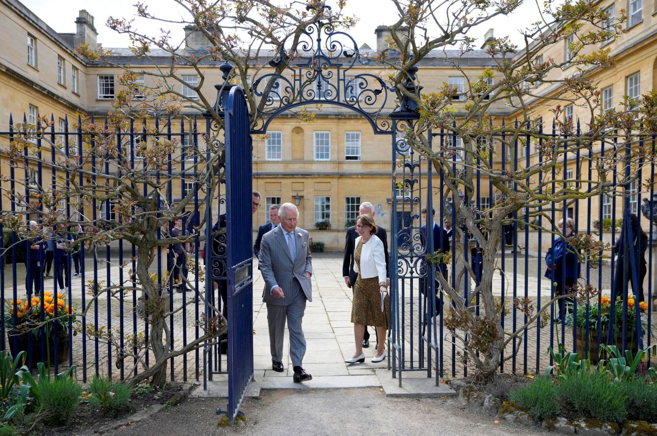 El entonces príncipe Charles, visitando la Universidad de Oxford (2022). 
