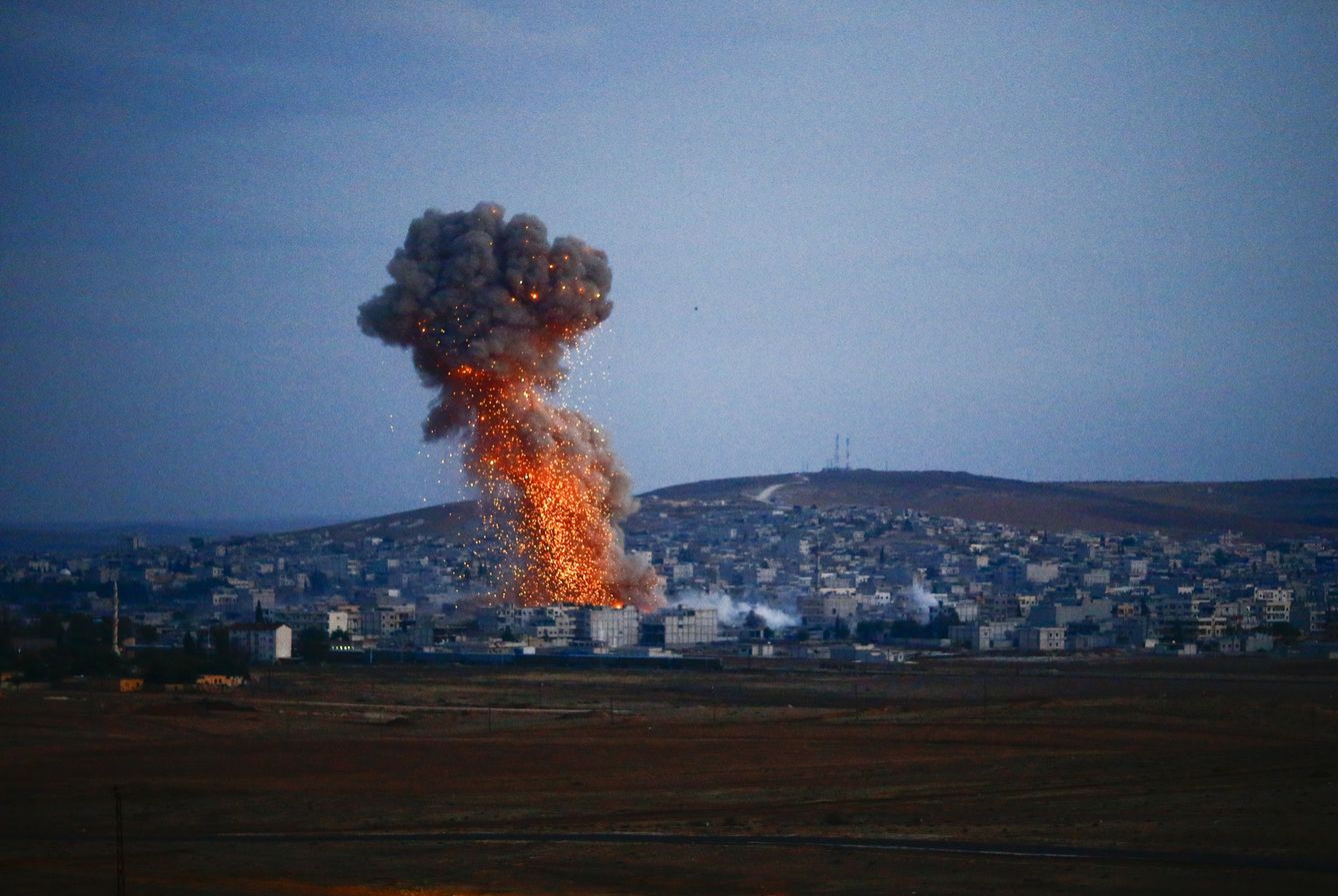 Bombardeos de la coalición contra posiciones del ISIS en la ciudad siria de Kobane, el pasado octubre (Reuters). 