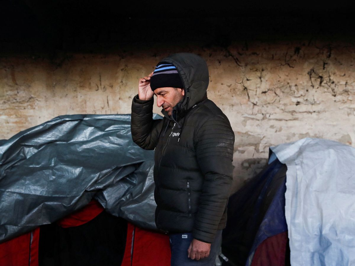 Foto: Un migrante en la frontera entre Hungría y Rumanía se prepara para entrar en la UE. (Reuters/Bernadett Szabo)