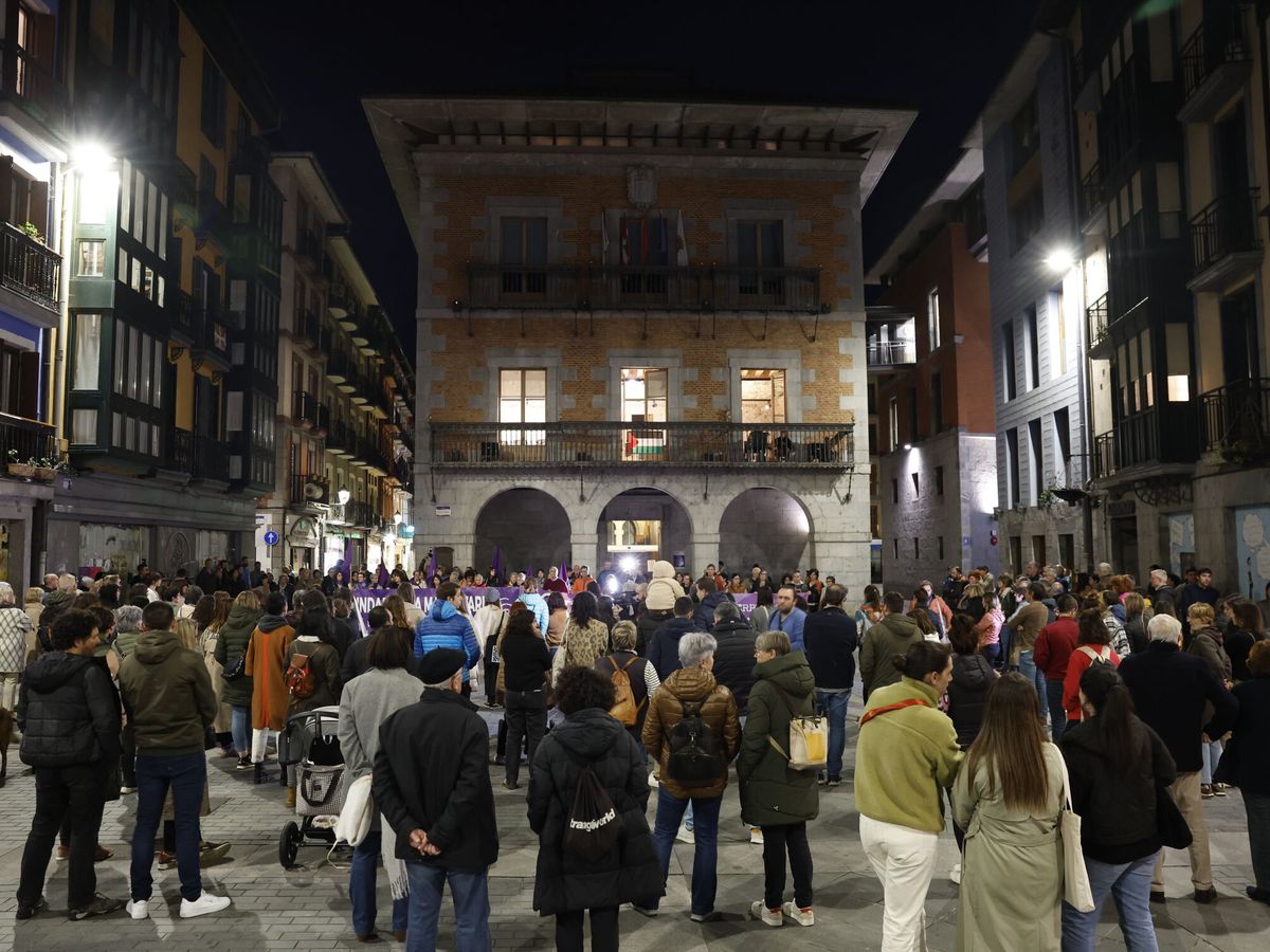 Foto: Concentración convocada por el Ayuntamiento de Tolosa y el Movimiento Feminista para expresar su rechazo a las agresiones sexuales. (EFE/Javier Etxezarreta)