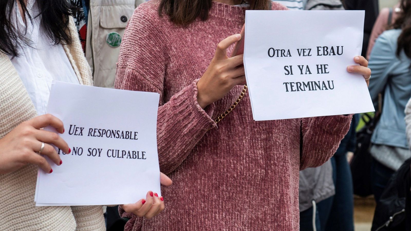Foto: Estudiantes protestan frente a la Universidad de Extremadura. (EFE)