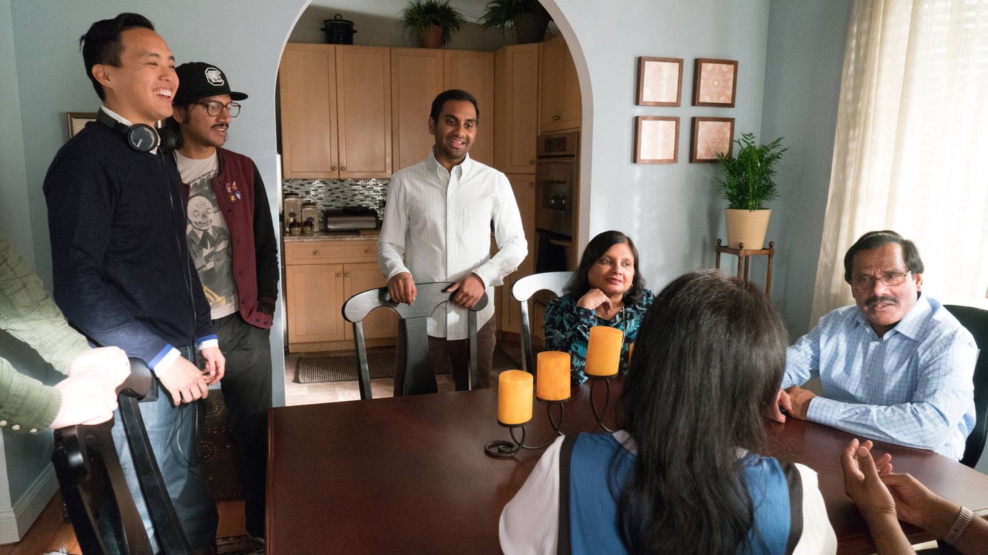 Aziz Ansari, en el centro de la imagen, durante la grabación de una secuencia con sus padres.
