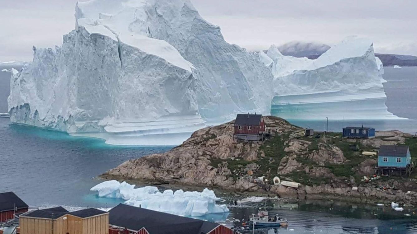Foto: Un iceberg pone en peligro una aldea al norte de Groenlandia, en una imagen de archivo de 2018. (EFE)