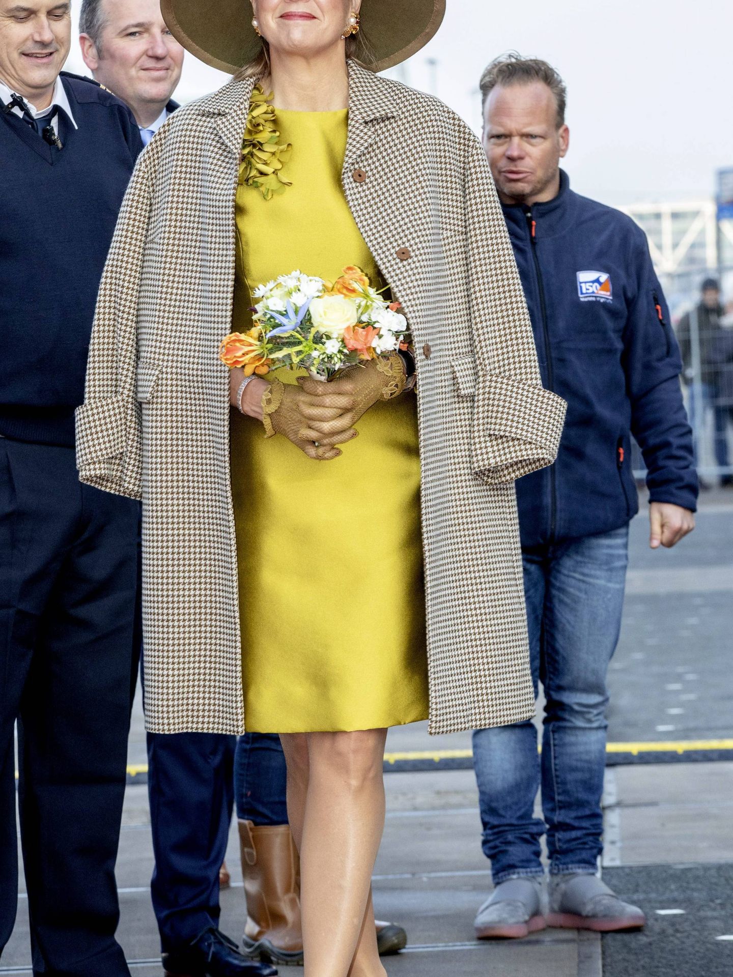 La reina Máxima de Holanda lue un vestido amarillo de seda salvaje. (Cordon Press)