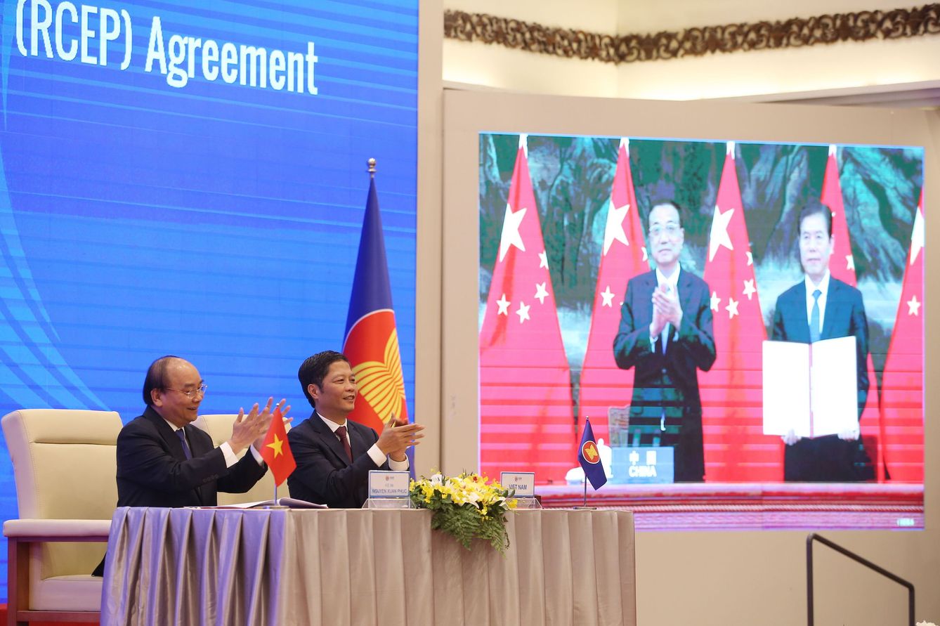 Representantes de China y Vietnam aplauden tras la firma del acuerdo. (EFE)