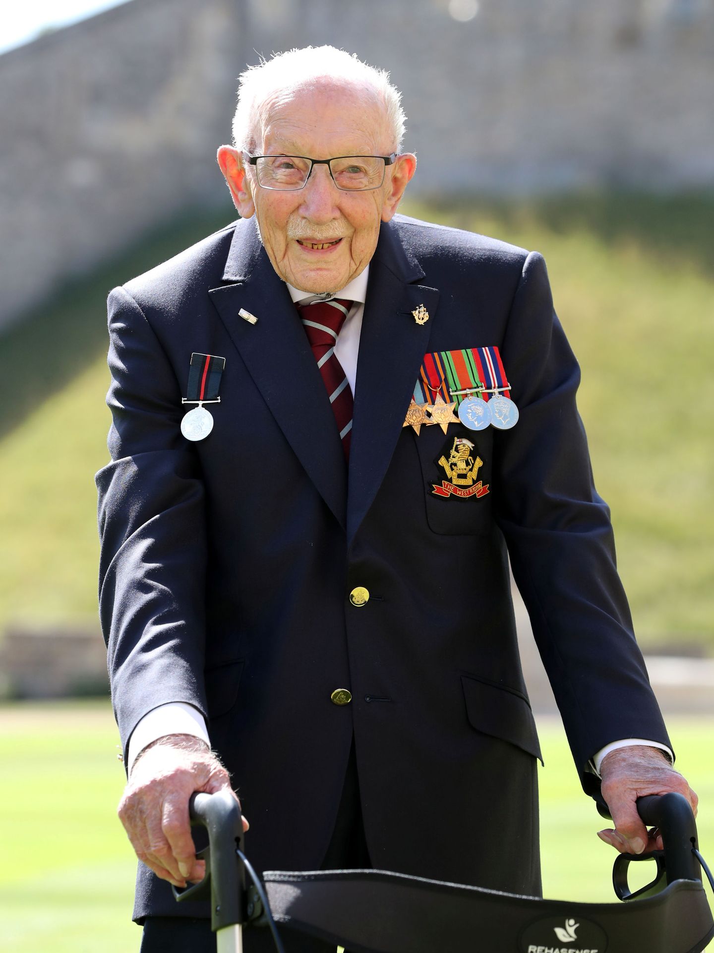 El capitán Tom Moore, en Windsor tras ser nombrado caballero. (Reuters)