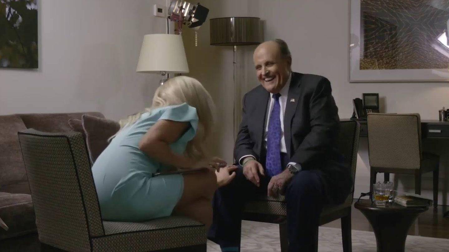 Giuliani, en un momento de la entrevista con Bakalova. (Amazon Prime Video)