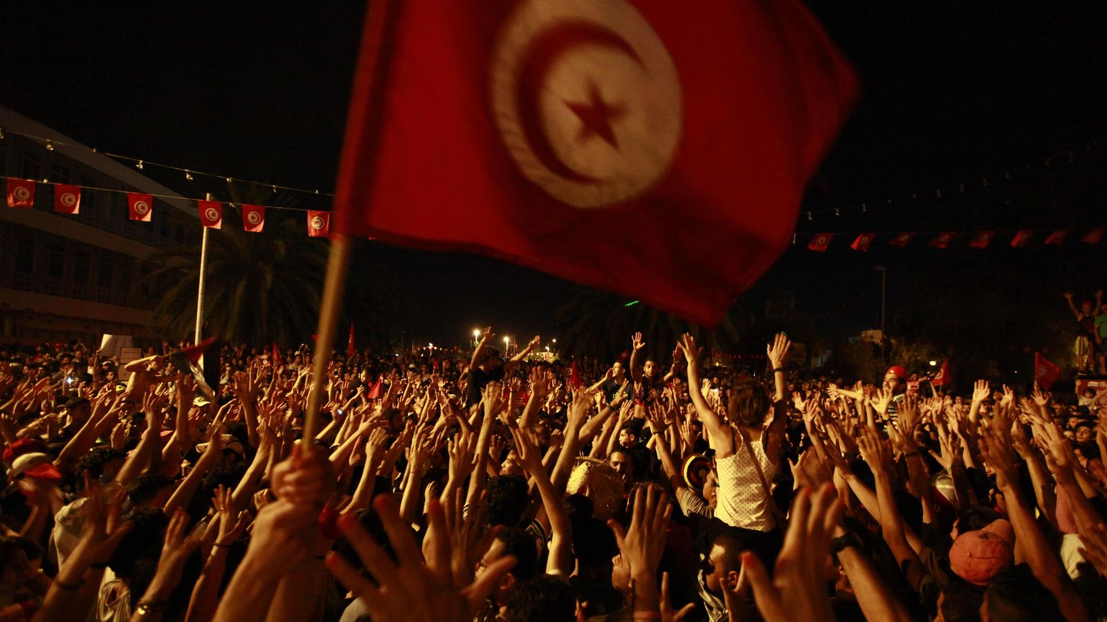 Foto: Tunecinos protestan ante la Asamblea Constituyente para exigir la salida de los islamistas del poder, en Túnez, el 28 de julio de 2013 (Reuters). 