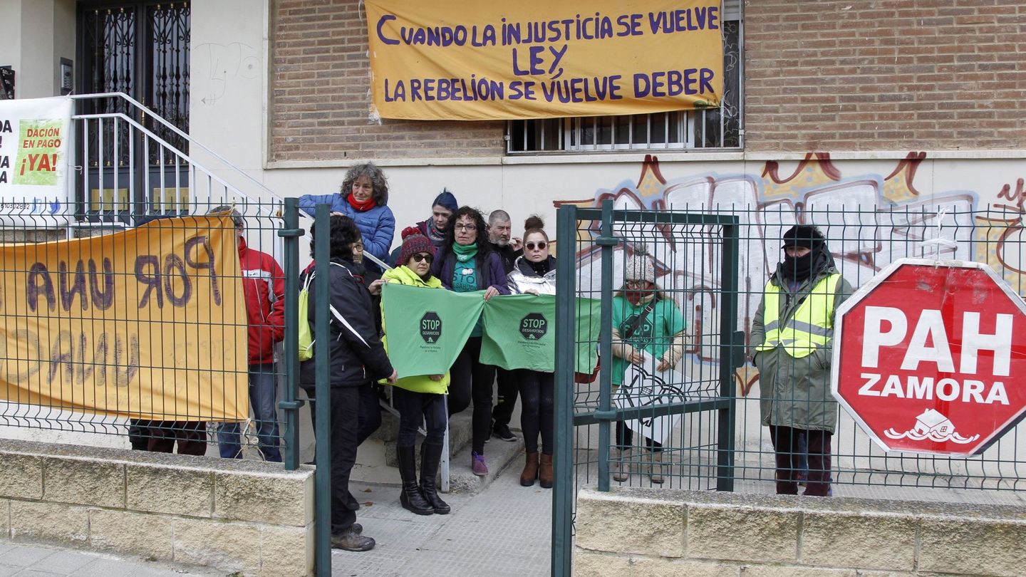 Integrantes de la PAH de Zamora tratan de evitar un desahucio. (EFE)