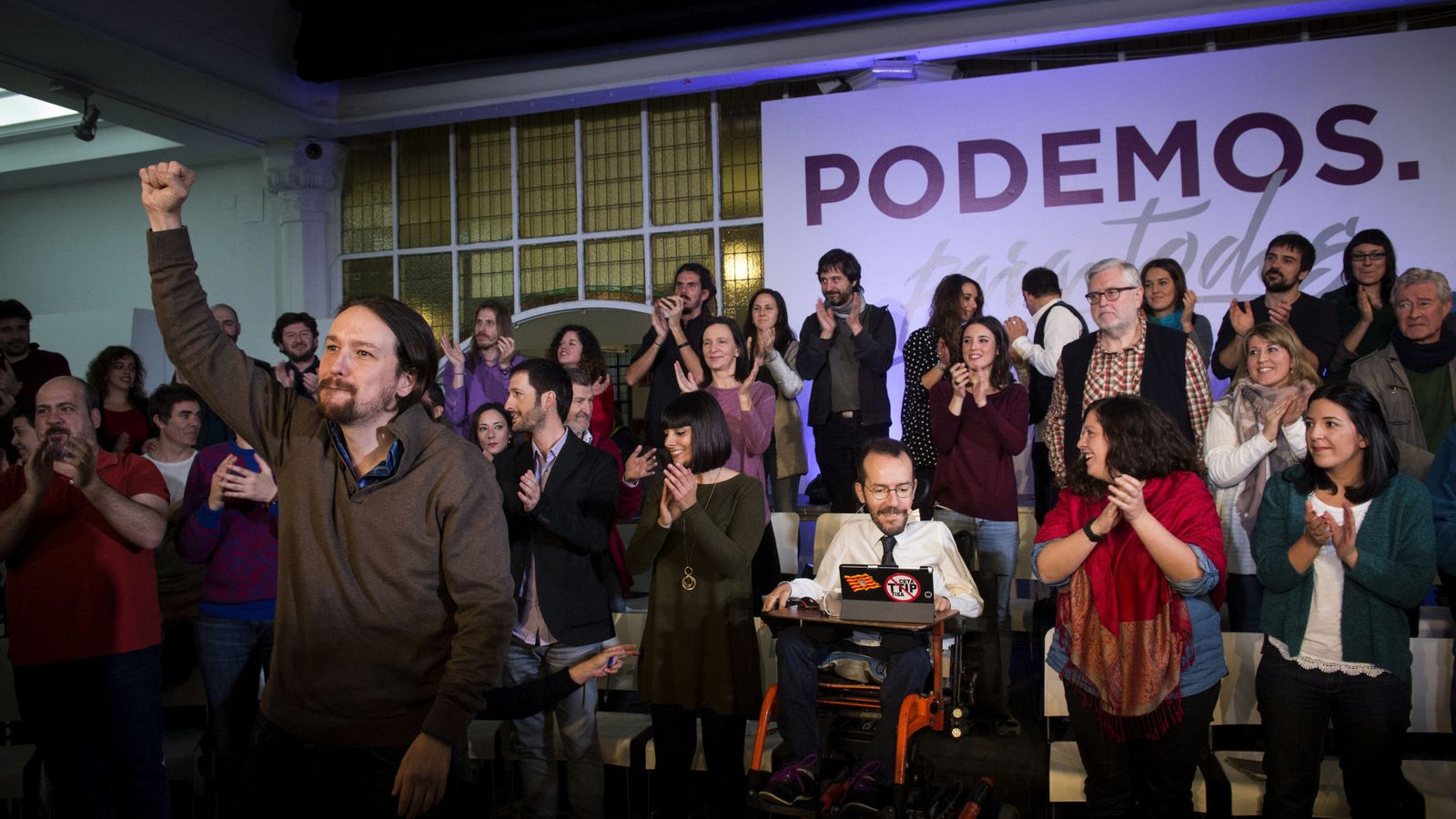 Foto: El secretario general de Podemos, Pablo Iglesias (i), durante el acto de presentación de su propuesta para la consulta a la bases sobre el sistema de votación en Vistalegre II. (EFE)