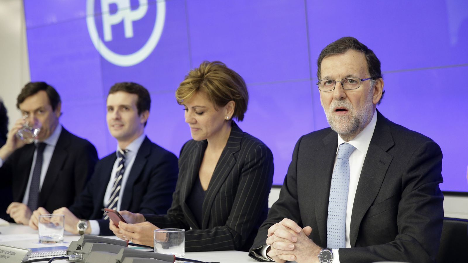 Foto: El jefe del Gobierno y líder del PP, Mariano Rajoy, acompañado por Rafael Hernando, Pablo Casado y María Dolores de Cospedal. (Efe)