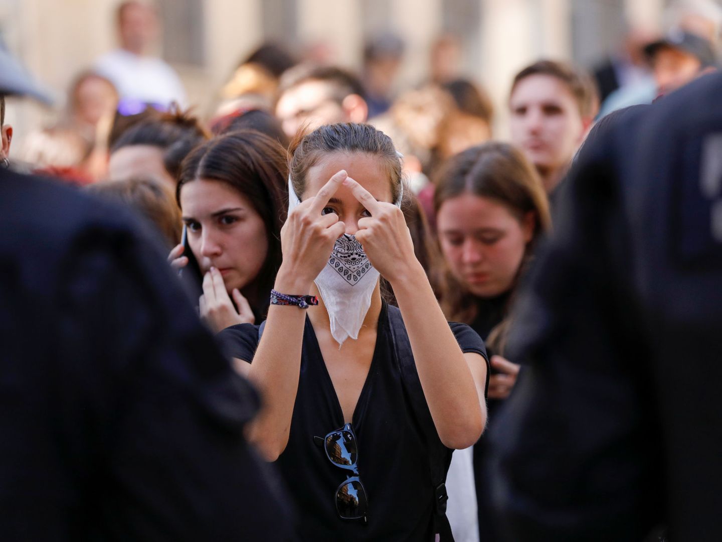 Una mujer durante la concentración frente al centro Saudade en Barcelona, donde está Albert Rivera. (Reuters)