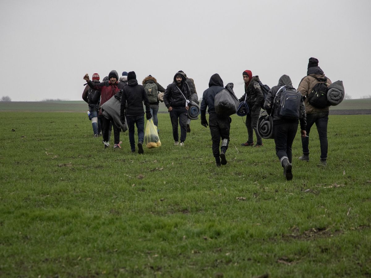 Foto: Inmigrantes caminan hacia la frontera con Hungría en territorio rumano. (Reuters)