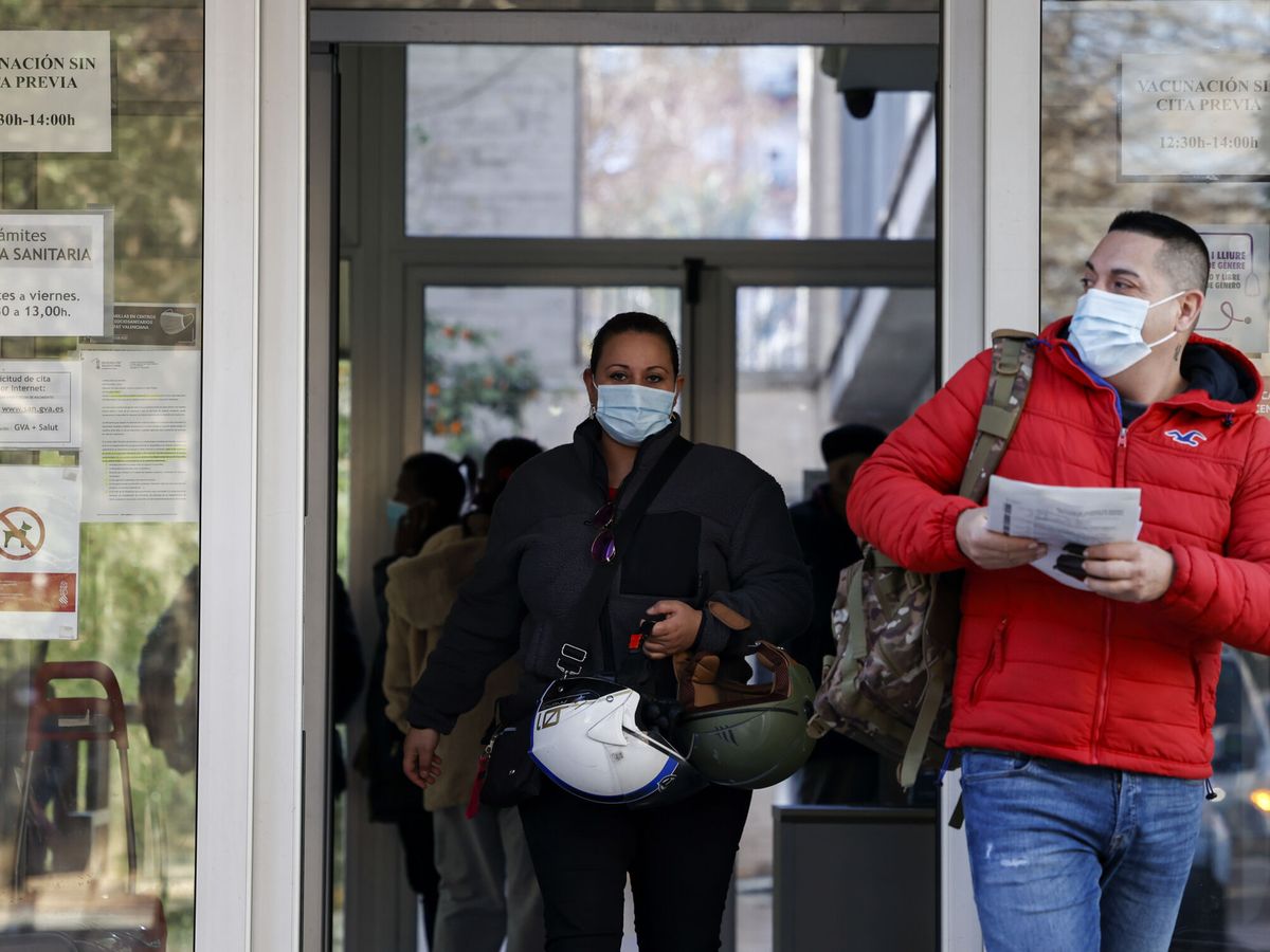 Foto: Personas con mascarilla salen de un centro de salud (EFE/Biel Aliño)