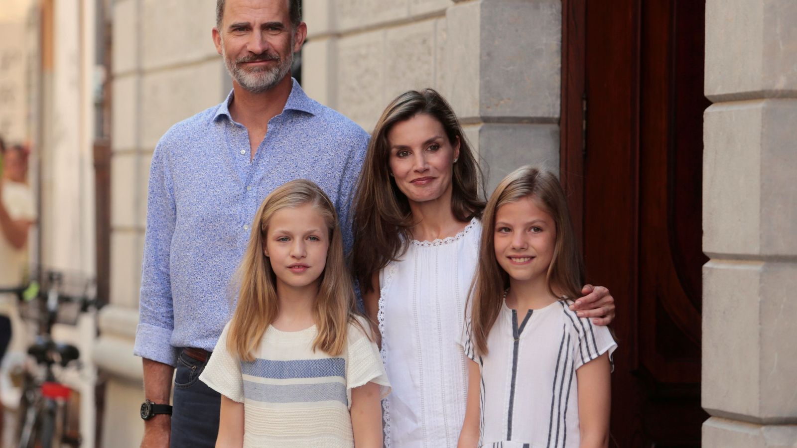 Foto: Felipe VI y Letizia con sus hijas, Leonor y Sofía. (Reuters)