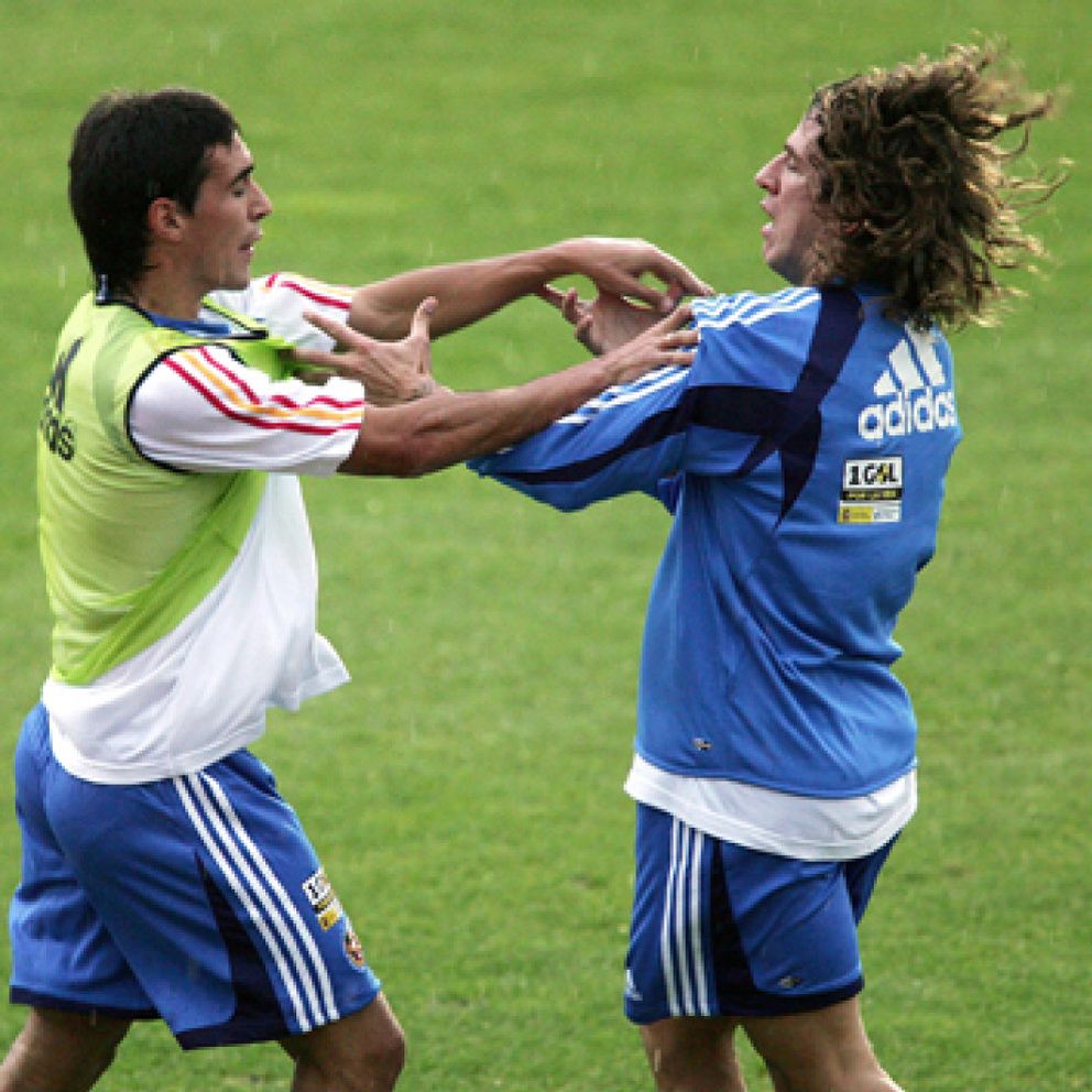 Foto: A puñetazos: Puyol y Vicente se pelean a 48 horas del partido con San Marino