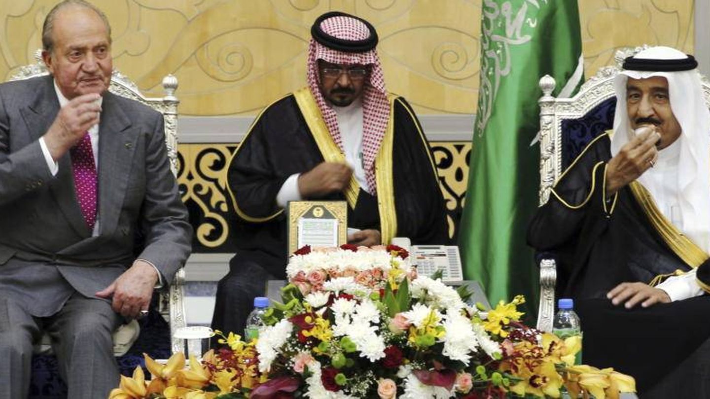 Don Juan Carlos, con un pañuelo en la mano, en el pésame por la muerte del rey Abdalá, en enero de 2015. (EFE)