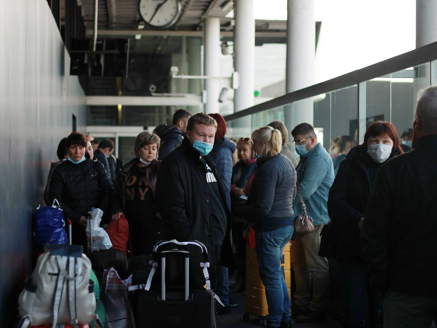 Algunos pasajeros esperando a subirse al autobús destino Kiev en Méndez Álvaro. (A.F.)