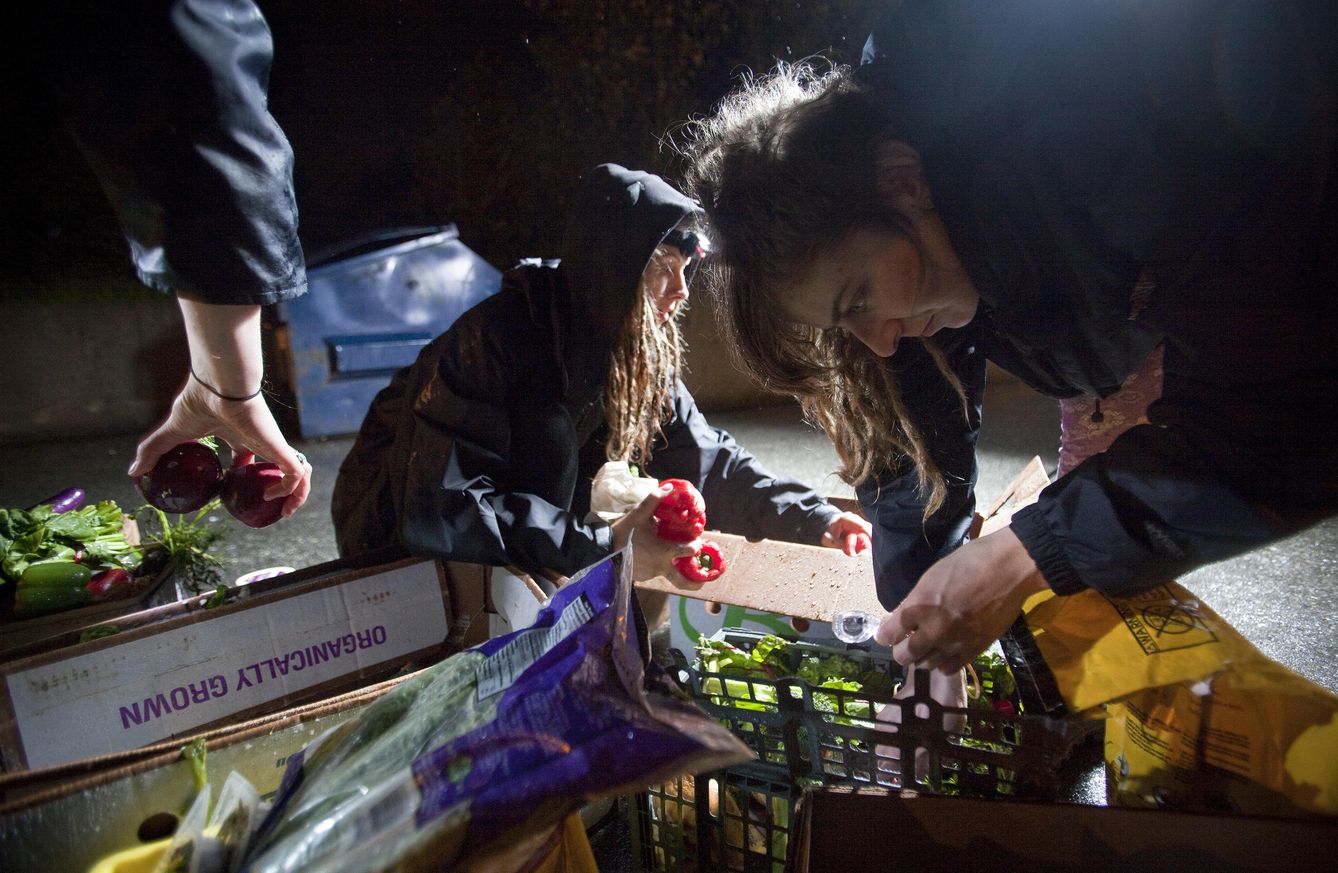 Foto: May Wollf y Robin Pickell, dos jóvenes de Coquitlam, ordenan comida que han recogido de un contenedor, el 26 de abril de 2012. (Reuters)