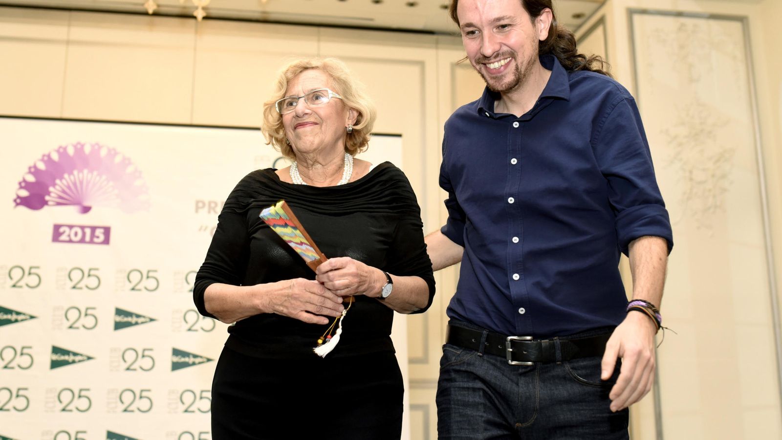 Foto: La alcaldesa de Madrid, Manuela Carmena, recibe un premio del Club de las 25 de manos de Pablo Iglesias, el pasado mes de noviembre. (EFE)