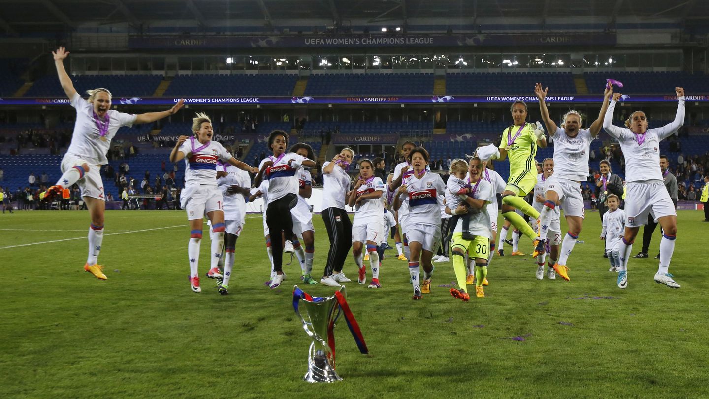 El Lyon femenino celebra su victoria tras derrotar al PSG en la final de la Champions de 2017 | Reuters