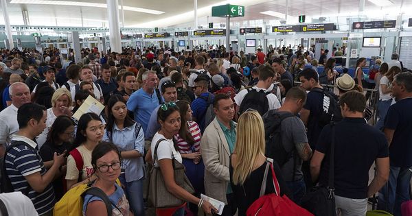 Foto: Colas en los controles de seguridad del aeropuerto de El Prat. (EFE)