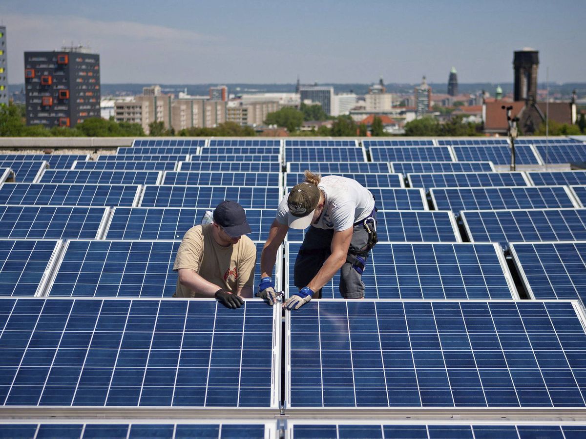 Foto: Imagen de archivo de una instalación de paneles solares. (EFE/Jens Wolf)
